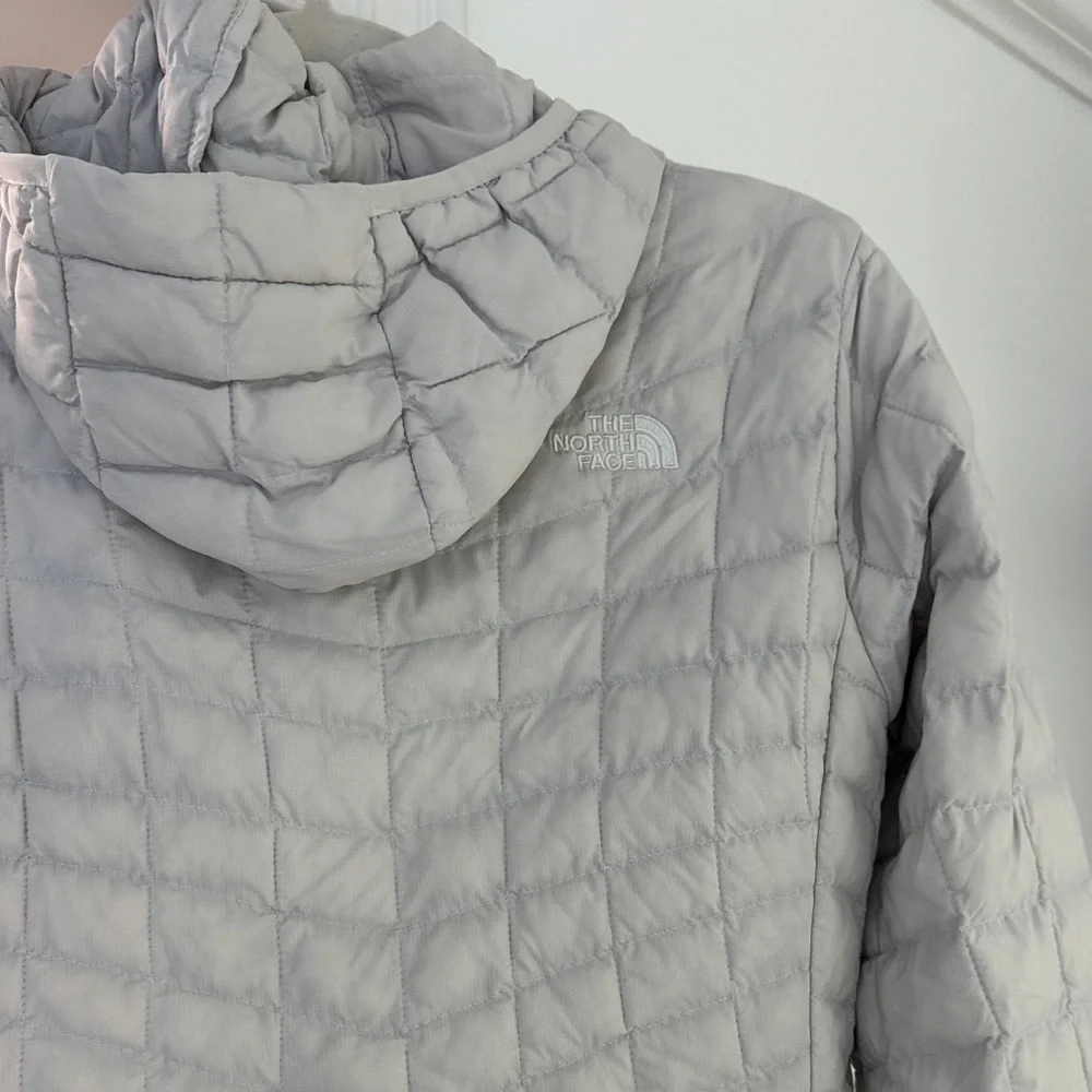 The North Face Thermoball Women's Light Gray Puffer Jacket with Hood - Picture 5 of 9